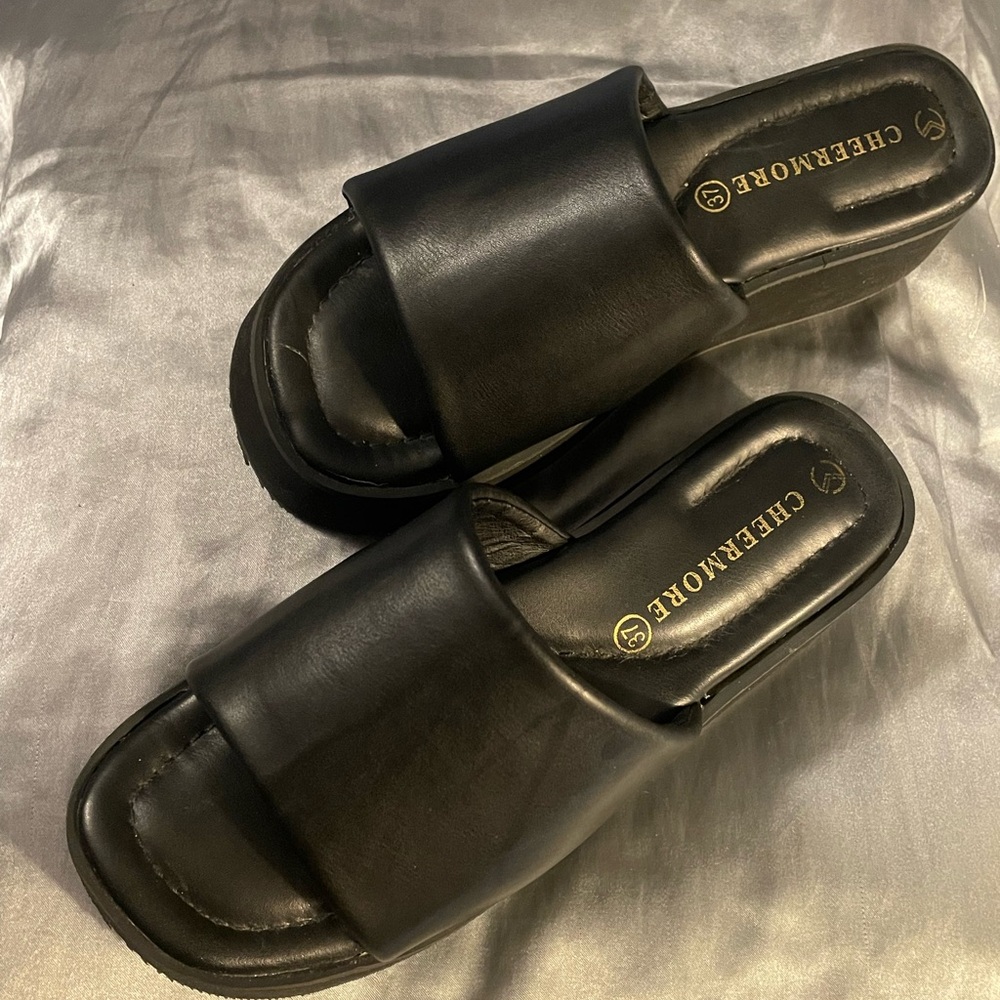 NWOT Sandals